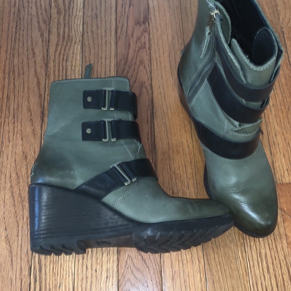 EUC Sorel army Green and Black Buckle Booties 10